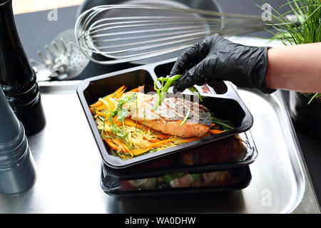 Servizi di catering. Box dieta. Cibo da asporto in una scatola. Foto Stock