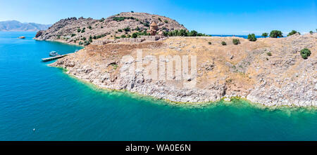 Vista aerea di Akdamar la chiesa della Santa Croce, nascosto i monumenti dell'Anatolia. Isola di Akdamar sul lago Van, Turchia orientale. Foto Stock