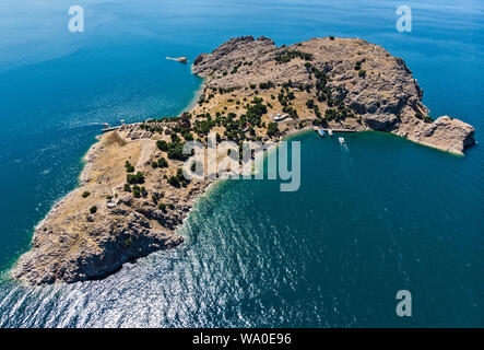 Vista aerea di Akdamar la chiesa della Santa Croce, nascosto i monumenti dell'Anatolia. Isola di Akdamar sul lago Van, Turchia orientale. Foto Stock