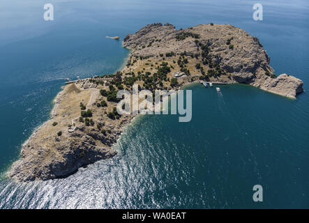 Vista aerea di Akdamar la chiesa della Santa Croce, nascosto i monumenti dell'Anatolia. Isola di Akdamar sul lago Van, Turchia orientale. Foto Stock