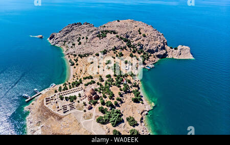 Vista aerea di Akdamar la chiesa della Santa Croce, nascosto i monumenti dell'Anatolia. Isola di Akdamar sul lago Van, Turchia orientale. Foto Stock