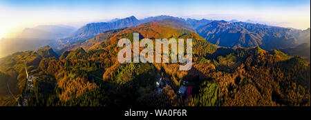 Chongqing carsiche di montagna Wang Ping paese Forest park in autunno Foto Stock