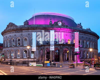 Il Corn Exchange illuminato da luci viola al crepuscolo Leeds West Yorkshire Inghilterra Foto Stock