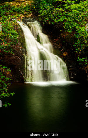 Vista della cascata Blue Hole vicino a Hiawassee, Georgia. Foto Stock