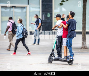 E-scooter, scooter elettrico, noleggio scooter, guida, ad Alexander Platz a Berlino per 3 persone su uno scooter, Foto Stock