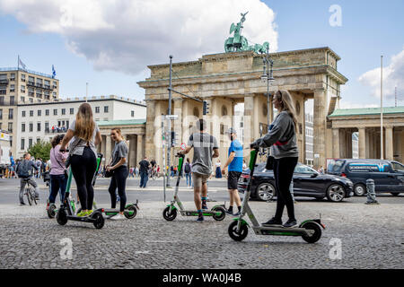 Scooter elettrici, di fronte alla Porta di Brandeburgo a Berlino, Foto Stock