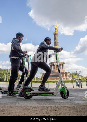 Scooter elettrici, all'SiegessŠule a Berlino, Foto Stock