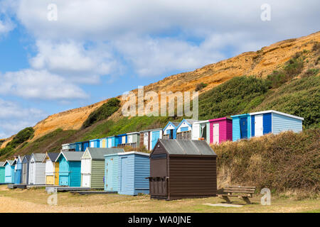 Cabine sulla spiaggia, a Barton-su-mare in un giorno caldo e soleggiato a Cinisello Balsamo, Hampshire, Regno Unito nel mese di agosto Foto Stock