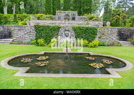 Il giardino all'italiana a Plas Newydd Country house che sorge sulle rive del Menai Straits, Anglesey, Galles, Regno Unito Foto Stock