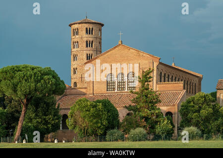 San Apollinare in Classe, Basilica con la rotonda torre campanaria, Ravenna, Italia. Foto Stock