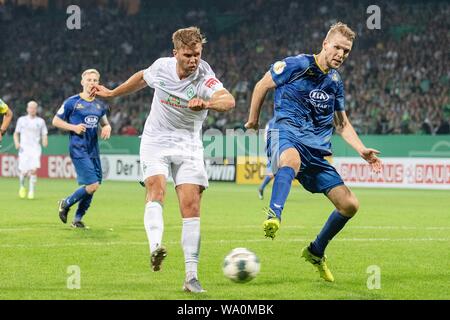 Brema, Deutschland. 10 Ago, 2019. Niclas FUELLKRUG (Fullkrug) (HB, anteriore sinistro), la nuova voce, in azione contro Karlis PLENDISKIS (DEL), tiro, shot; Calcio, DFB Pokal, primo girone principale, SV Atlas Delmenhorst (DEL) - SV Werder Bremen (HB) 1: 6, 10/08/2019 in Bremen/Germania. | Utilizzo di credito in tutto il mondo: dpa/Alamy Live News Foto Stock