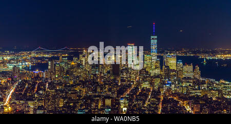 Una foto panoramica di Manhattan inferiore come si vede dall'Empire State Building di notte. Foto Stock