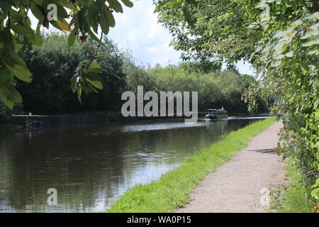 Barca stretta che naviga lungo l'Aire e Calder Navigation, un canale in Knottingley West Yorkshire in Gran Bretagna, Regno Unito Foto Stock