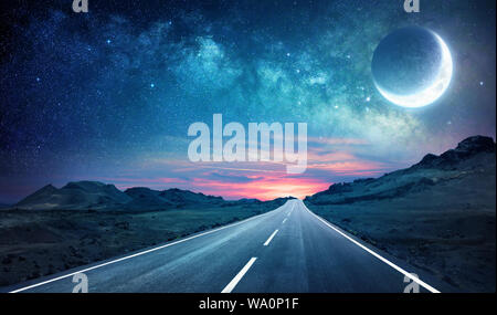 Road in Night - con Mezza Luna e Via Lattea Foto Stock