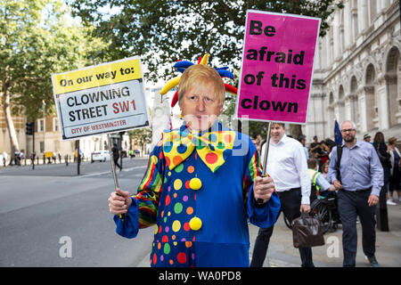 I diruttori Anti-Brexit vestito come Boris Johnson, il Primo ministro britannico in un clown vestito al di fuori di Downing Street, Whitehall, London, Regno Unito Foto Stock