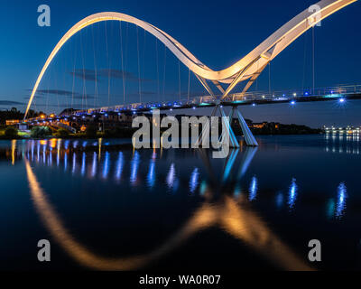 Un pubblico pedonale e ciclabile passerella attraverso il Fiume Tees la Infinity Bridge si trova a Stockton on Tees. In Inghilterra. Foto Stock