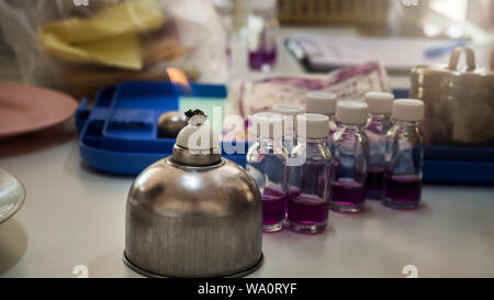 L'alcol bruciatore e il tubo di prova in rack,laboratorio ricerca e sviluppo concetto Foto Stock