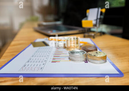 Pila di oro e argento (Bitcoins Cryptocurrency) sul grafico della carta. Nuovo denaro virtuale concetto. Foto Stock