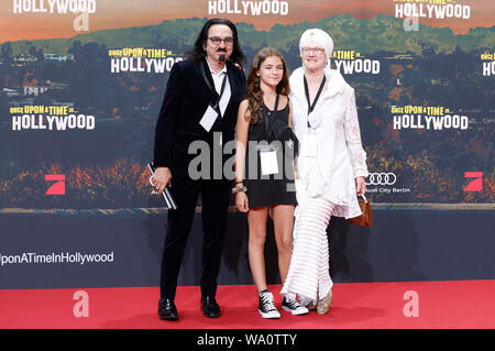 George DiCaprio, sua moglie Peggy Ann Farrar e nipote Normandie frequentando il "C'era una volta ... in Hollywood' premiere presso le Sale del Cinestar di Sony Center di Potsdamer Platz il 1 agosto 2019 a Berlino, Germania. Foto Stock