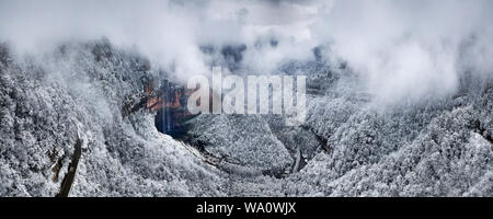 Chongqing Montagna neve tutto intorno a Foto Stock