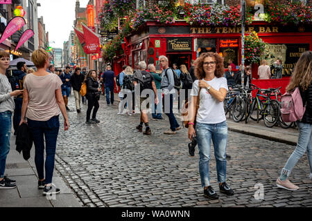 Temple Bar di Dublino o barra è un'animata scena urbana di Teampaill con turisti che si trovano nell'iconico luogo popolare di Temple Lane, Dublino, Irlanda Foto Stock