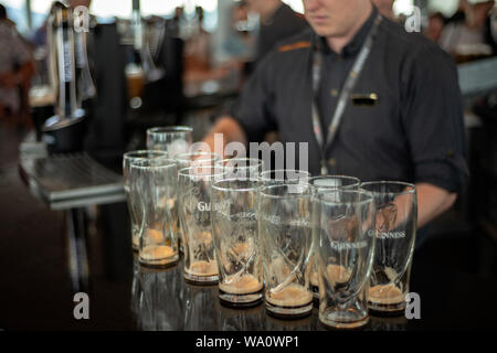 Bicchieri e barman vuoti della pinta Guinness al Gravity Bar, Guinness Storehouse, Dublino, Irlanda Foto Stock