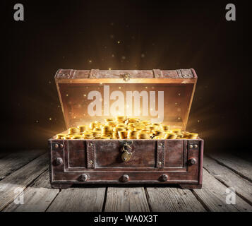Treasure Chest - aperto antico tronco con monete d'oro Foto Stock