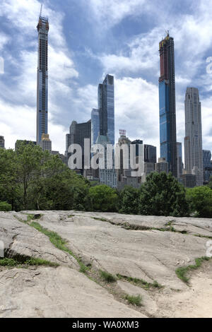 Stati Uniti d'America, la città di New York, Central Park, arbitro Rock, Essex House, edifici commerciali e residenziali in background, Giugno 2019 Foto Stock