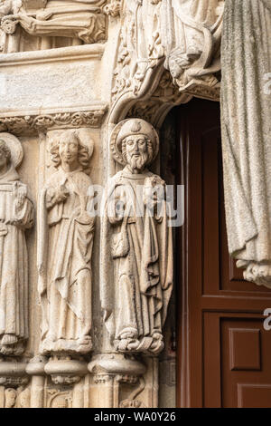 Scultura dell Apostolo San Giacomo sul timpano della scuola di San Girolamo. Cattedrale di Santiago di Compostela Foto Stock