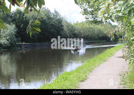 Barca stretta che naviga lungo l'Aire e Calder Navigation, un canale in Knottingley West Yorkshire in Gran Bretagna, Regno Unito Foto Stock