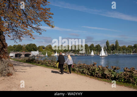 La gente camminare lungo il lago Alster,ad Amburgo in Germania a Amburgo, Germania Foto Stock