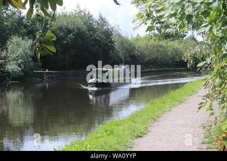 Barca stretta che naviga lungo l'Aire e Calder Navigation, un canale in Knottingley West Yorkshire in Gran Bretagna, Regno Unito Foto Stock