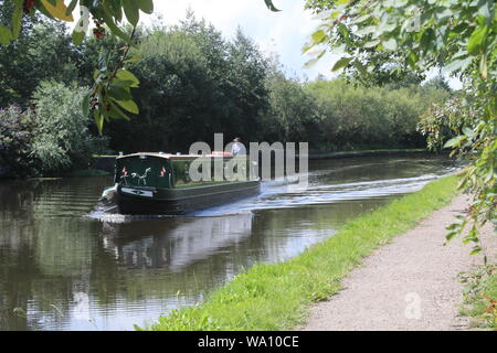 Barca stretta che naviga lungo l'Aire e Calder Navigation, un canale in Knottingley West Yorkshire in Gran Bretagna, Regno Unito Foto Stock