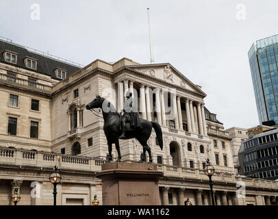 Londra, Regno Unito. 16 Ago, 2019. Foto scattata su agosto 16, 2019 mostra la banca di Inghilterra a Londra, Gran Bretagna. British il prodotto interno lordo (PIL) assunti dal 0,2 per cento nel secondo trimestre (Q2) del 2019 rispetto al primo trimestre, figure Venerdì rilasciato dall'Ufficio Nazionale di Statistica (ONS) mostrava. Questa è la più grande caduta e la prima contrazione per la Gran Bretagna è la crescita economica dal 2012. Credito: Han Yan/Xinhua/Alamy Live News Foto Stock