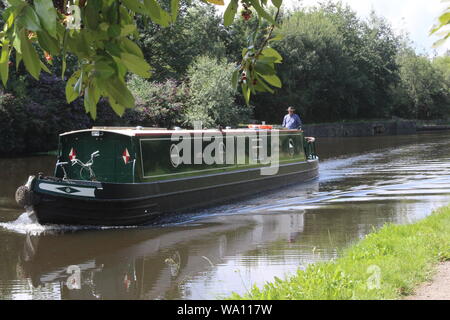 Barca stretta che naviga lungo l'Aire e Calder Navigation, un canale in Knottingley West Yorkshire in Gran Bretagna, Regno Unito Foto Stock