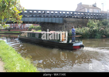 Barca stretta che naviga lungo l'Aire e Calder Navigation, un canale in Knottingley West Yorkshire in Gran Bretagna, Regno Unito Foto Stock