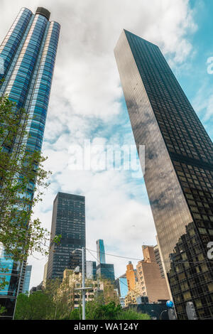 New York City grattacieli, sfondo con cielo nuvoloso. L'architettura moderna, l'immagine verticale a basso angolo di visione Foto Stock