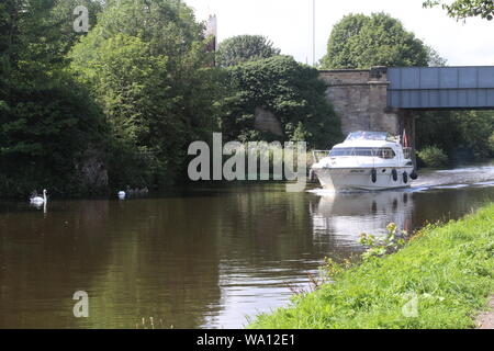 Imbarcazione da diporto che naviga lungo Aire e Calder Navigation, un canale nello Yorkshire occidentale di Knottingley in Gran Bretagna, Regno Unito Foto Stock