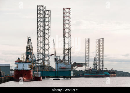 Maersk Gallant e Rowan Stavangar Norvegia jack-up impianti di trivellazione del petrolio sotto Manutenzione sul fiume Tay al Prince Charles Wharf Dundee, Tayside, Scozia Foto Stock