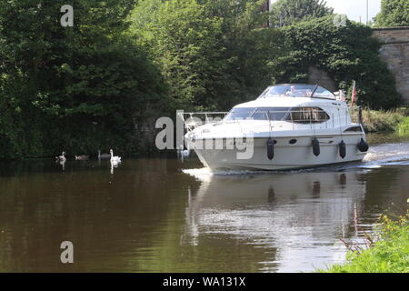 Imbarcazione da diporto che naviga lungo Aire e Calder Navigation, un canale nello Yorkshire occidentale di Knottingley in Gran Bretagna, Regno Unito Foto Stock