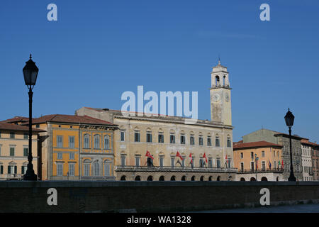 Palazzo Pretorio di Pisa, sede della biblioteca comunale sul Lungarno Galilei, nei pressi del Ponte di Mezzo sul fiume Arno, Italia Foto Stock