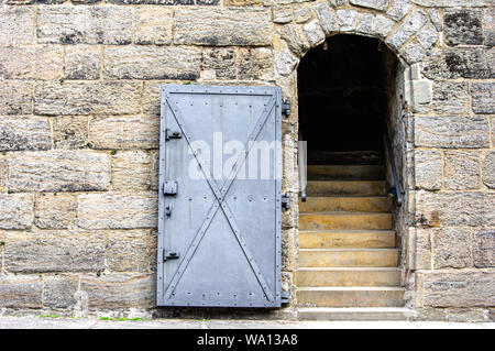 Il vecchio sportello in acciaio in una parete in fortezza medievale königstein Foto Stock