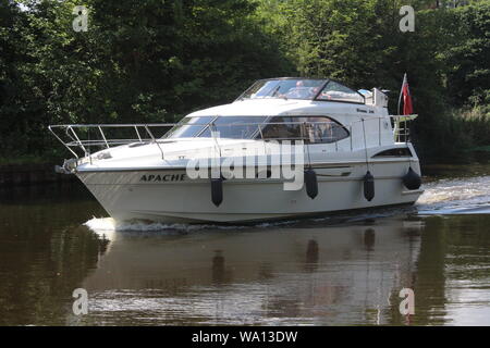 Imbarcazione da diporto che naviga lungo Aire e Calder Navigation, un canale nello Yorkshire occidentale di Knottingley in Gran Bretagna, Regno Unito Foto Stock