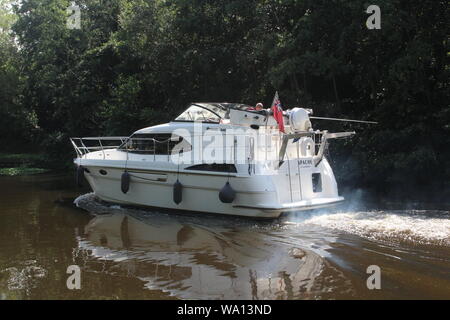 Imbarcazione da diporto che naviga lungo Aire e Calder Navigation, un canale nello Yorkshire occidentale di Knottingley in Gran Bretagna, Regno Unito Foto Stock