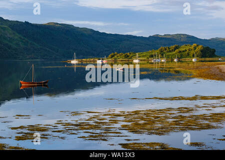 Slumbay isola in Loch Carron dal negozio a Lochcarron village, Wester Ross, Highlands della Scozia Foto Stock