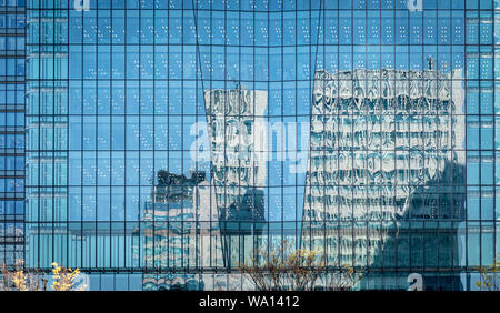 Le riflessioni di Tokyo in finestre di vetro, Tokyo, Giappone. Foto Stock