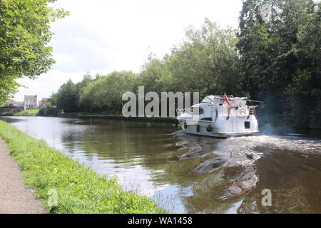 Imbarcazione da diporto che naviga lungo Aire e Calder Navigation, un canale nello Yorkshire occidentale di Knottingley in Gran Bretagna, Regno Unito Foto Stock