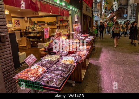 Tempo di notte bancarelle prodotti alimentari vicino Teramachi Dori, Kyoto, Giappone. Foto Stock