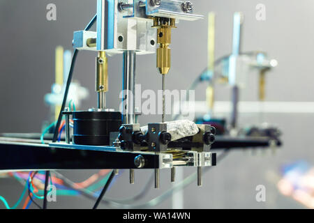 Perm, Russia - Novembre 28, 2018: frammento della mostra della mostra "Il nuovo stato della vita" - automatico minerale trapano di campionamento Foto Stock