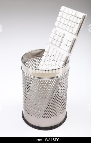 Computer keyboard thrown into dustbin Foto Stock